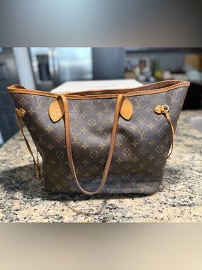 Louis Vuitton Neverfull MM Tote Bag in Monogram Canvas
